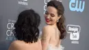 Angelina Jolie berpose untuk fotografer setibanya pada acara Critics Choice Awards 2018 di Santa Monica, California, Kamis (11/1).  Penampilan Jolie pun semakin seksi dengan deretan tato di punggung yang terlihat jelas. (Jordan Strauss/Invision/AP)