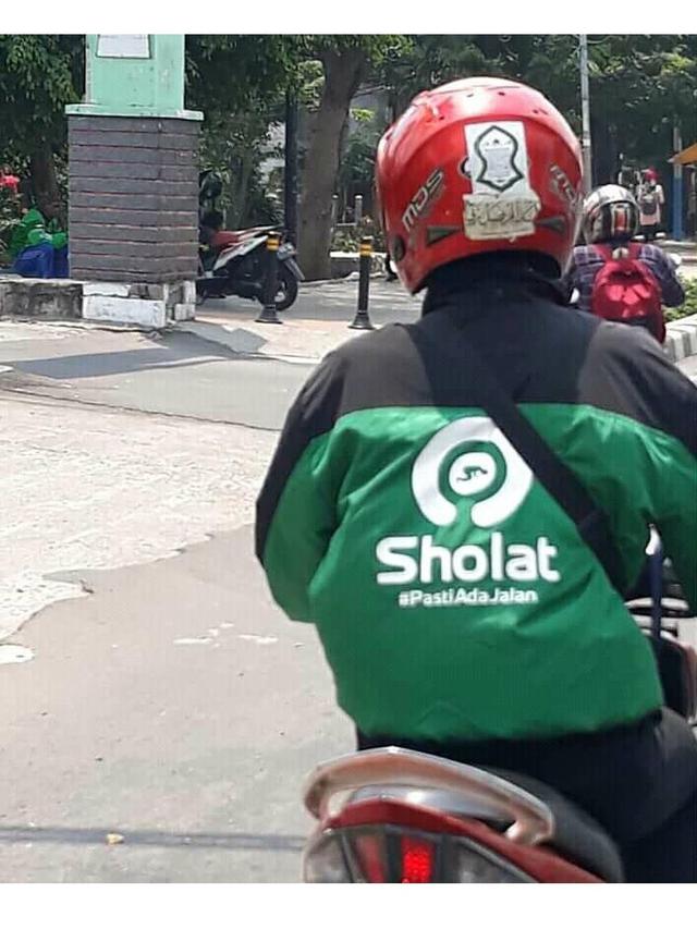 Atribut Driver Ojek Online Ini Bikin Ketawa Geli