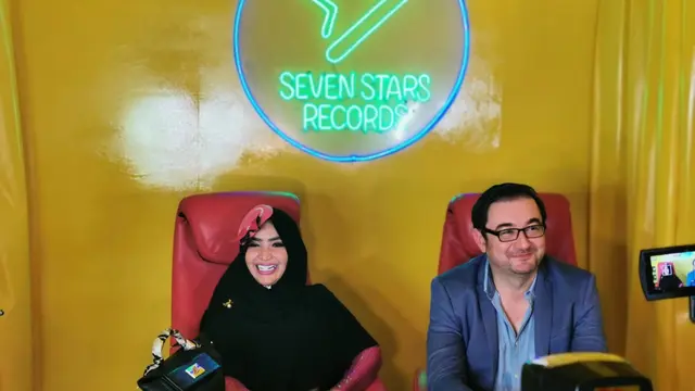 Roro Fitria dan CEO Seven Stars Records, Riccardo Mazzoni.