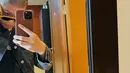 Taeyong membagikan mirror selfie dengan gaya kepala plontosnya. Tentu ini merupakan penampilannya yang sangat baru. (Foto: Instagram/ taeoxo_nct)