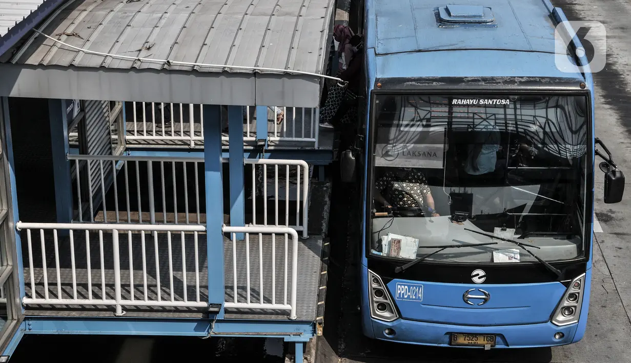 Bus Transjakarta berhenti di shelter Harmoni, Jakarta, Minggu (2/8/2020). PT Transjakarta akan menambah armada sebanyak 155 mengantisipasi lonjakan pelanggan saat diberlakukan kebijakan ganjil genap di sejumlah ruas jalan utama Jakarta pada Senin, 3 Agustus 2020. (merdeka.com/Iqbal Nugroho)