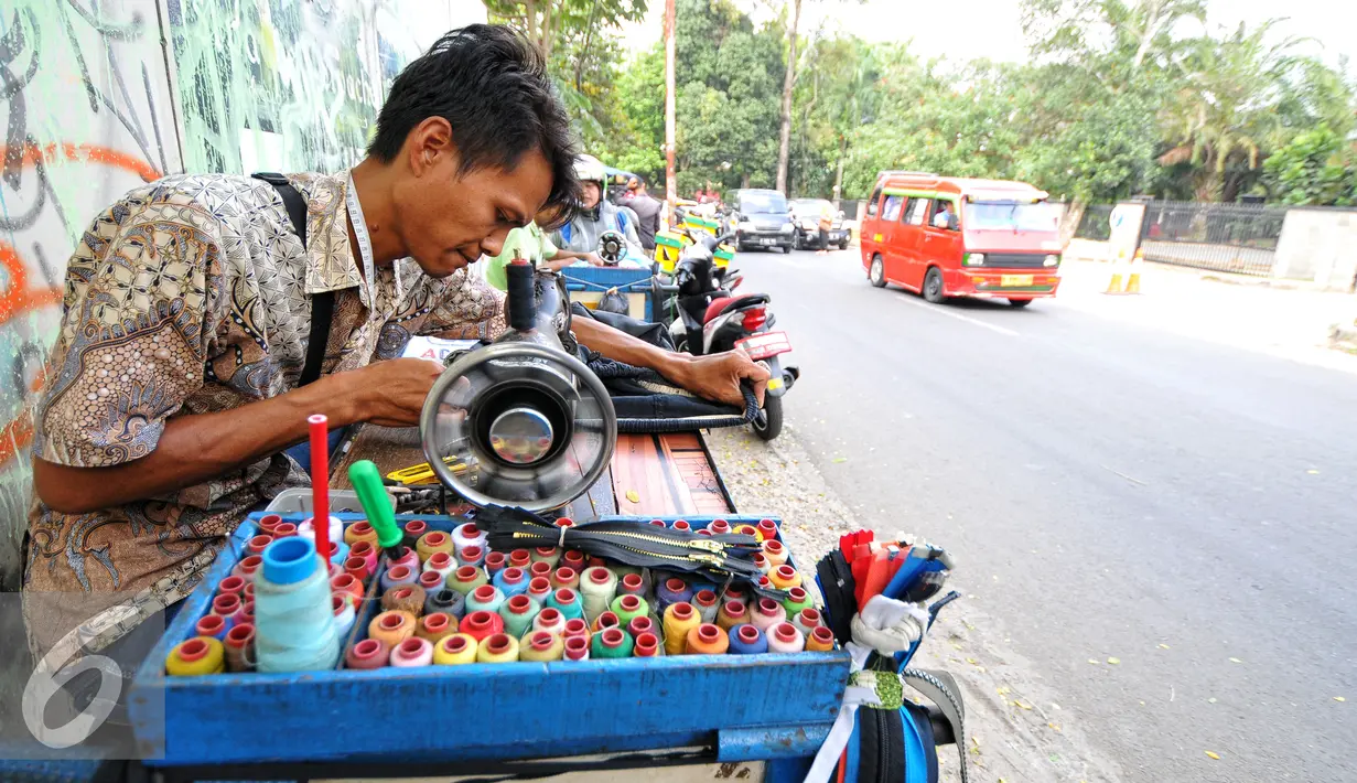 Panas dan teriknya sinar matahari hingga debu jalanan menjadi pelengkap keseharian para penjahit keliling yang sigap untuk menjalankan peralatan mesin jahit tua mereka di atas sepeda, Jakarta, Senin (6/7/2015). (Liputan6.com/Yoppy Renato)