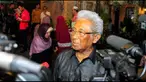  Pihak keluarga menyesalkan beredarnya foto Adnan Buyung Nasution yang menunjukkan pengacara senior itu dalam keadaan sakit parah. Foto tersebut membuat keluarga resah.