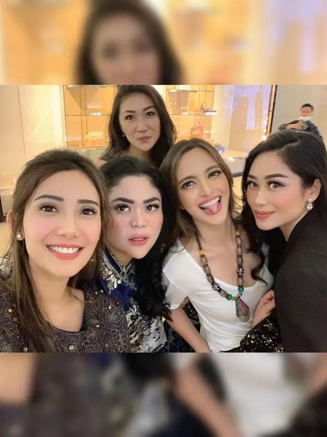 7 Potret Nia Ramadhani dengan Kalung Unik yang Curi Perhatian