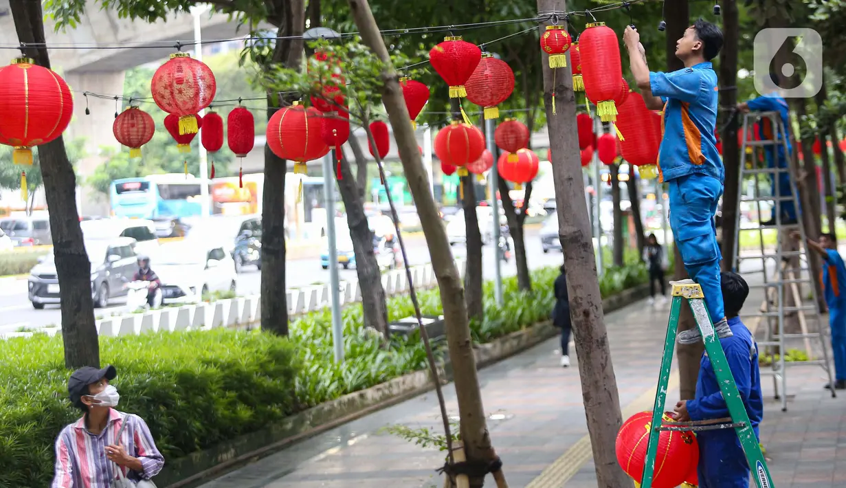 Sejumlah pekerja nampak melakukan pengerjaan pemasangan lampion. (Liputan6.com/Angga Yuniar)