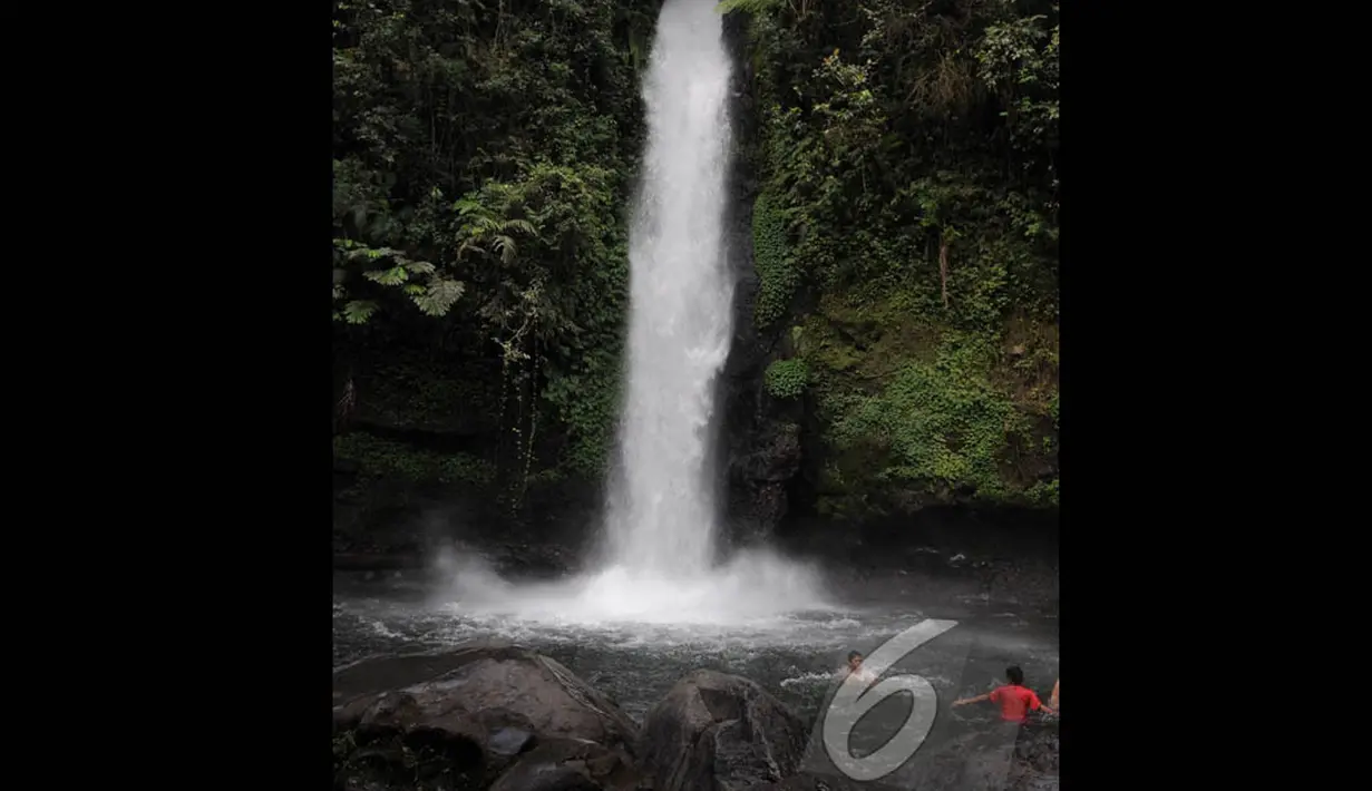 Setelah berkeliling di Situ Gunung, wisatawan bisa berkeliling ke curug sawer yang berjarak 4 KM dari tempat wisata ini. (Liputan6.com/Herman Zakharia) 