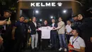 Empat jenis tersebut terdiri dari jersey kandang pemain yang berwarna merah dan tandang dengan warna putih, serta jersey kiper berwarna hijau stabilo (kandang) dan biru (tandang). Tampak dalam foto, Ketua Umum Persatuan Sepak Bola Seluruh Indonesia (PSSI), Erick Thohir (tengah) saat menghadiri peluncuran jersey terbaru Timnas Indonesia di Plaza Utara Stadion Utama Gelora Bung Karno (SUGBK), Jakarta, Kamis (12/3/2026) malam. (Bola.com/Bagaskara Lazuardi)