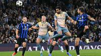 Gelandang Manchester City asal Jerman #19, Ilkay Gundogan (2R), melakukan sundulan di menit-menit akhir pertandingan selama pertandingan sepak bola fase liga UEFA Champions League antara Manchester City dan Inter Milan di stadion Etihad, di Manchester, barat laut Inggris, Kamis dini hari WIB. (Oli SCARFF/AFP)