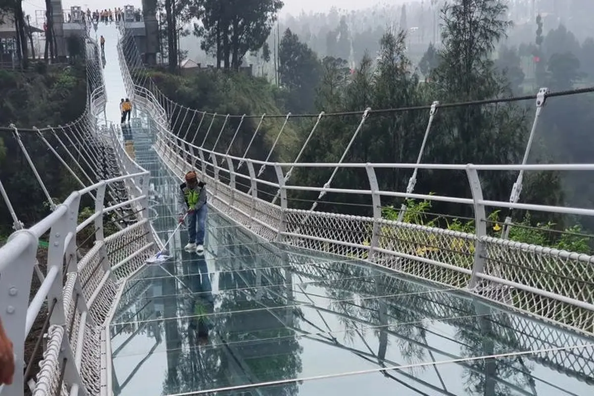Proses uji coba jembatan kaca Seruni Poin di kawasan Bromo Probolinggo (Istimewa)