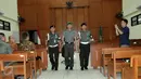 Terdakwa Brigjen Teddy Hernayadi (tengah) meninggalkan ruang sidang usai mengikuti pembacaan vonis di Pengadilan Militer Jakarta, Rabu (30/11). Majelis hakim menjatuhkan vonis hukuman penjara seumur hidup kepada Brigjen Teddy. (Liputan6.com/Helmi Afandi)
