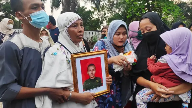 Keluarga Praka Dedi Irawan, prajurit TNI gugur oleh kelompok teroris MIT di pemakaman.