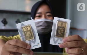Pekerja menunjukkan emas di galeri 24 Pegadaian, Tangerang, Selasa (7/7/2020). Harga emas Pegadaian khusus batangan 1 gram cetakan Antam hari ini naik Rp 4.000 atau 0,42% ke level Rp 950.000/gram dari harga hari sebelumnya. (Liputan6.com/Angga Yuniar)