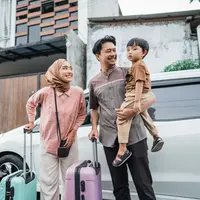 Ilustrasi liburan keluarga. (c) Shutterstock/Odua Images