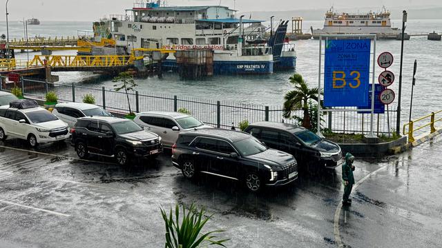 Antrean kendaraan untuk naik ke dalam kapal di Pelabuhan Ketapang Banyuwangi (Istimewa)