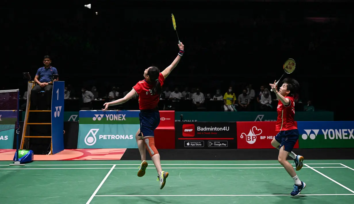 Di game ketiga laga berjalan ketat dari awal hingga akhir. Jarak perolehan angka kedua pasangan maksimal 3 poin saja dan hanya terjadi dua kali di posisi 4-1 untuk Apriyani Rahayu/Siti Fadia dan 7-4 untuk Zhang Shu Xian/Zheng Yu. Setelah itu skor hanya berjarak maksimal 2 poin saja. (AFP/Mohd Rasfan)