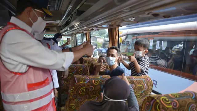 Menteri Perhubungan Budi Karya Sumadi saat memantau program mudik gratis. (istimewa)