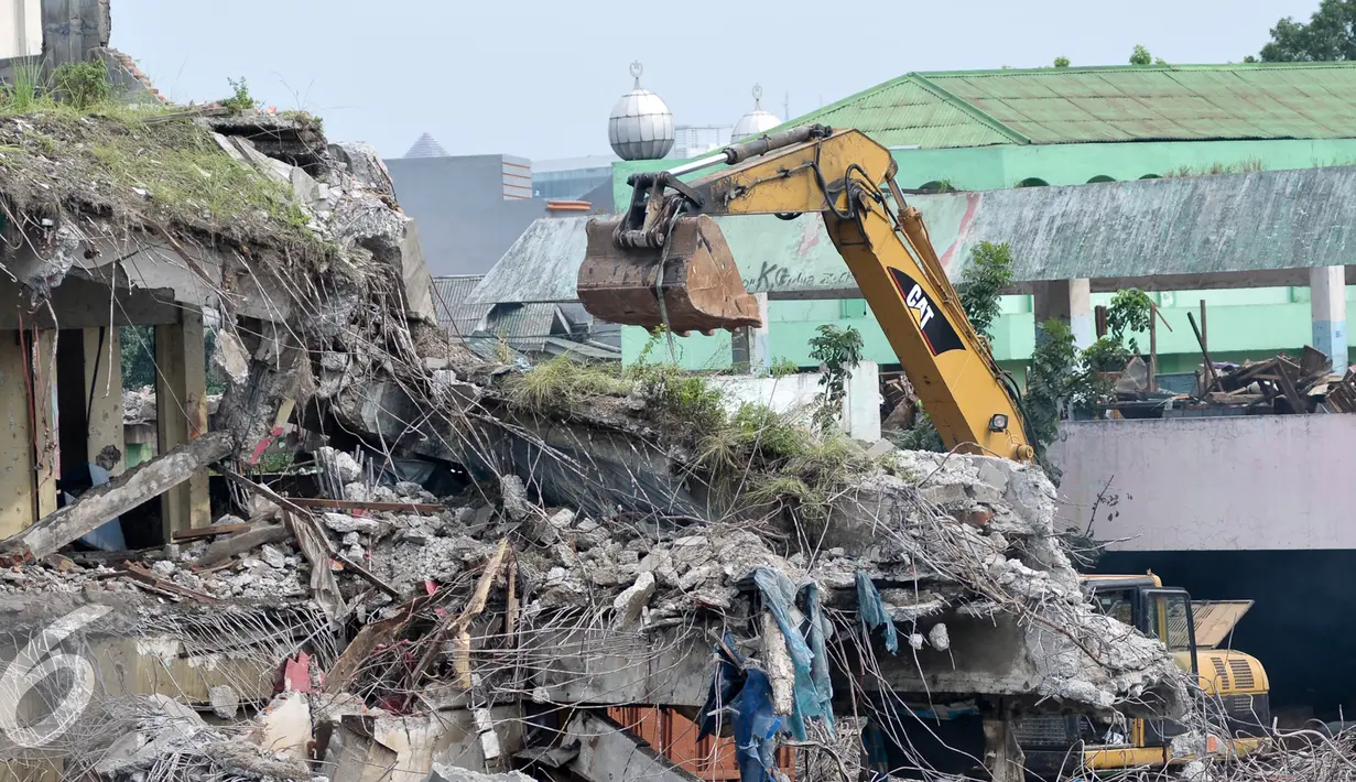 Pekerja melakukan pembongkaran bangunan lama Pasar Rumput, Manggarai, Jakarta, Senin (17/10). Nantinya, pasar yang memiliki luas sekitar 22.710 meter persegi akan dibangun menjadi rusun dengan berbagai fasilitas. (Liputan6.com/Yoppy Renato)