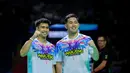 Pebulu tangkis ganda putra Indonesia, Sabar Gutama (kiri) dan Moh Reza Pahlevi berfoto bersama setelah mengalahkan pasangan Malaysia, Chia Weijie/Lwi Sheng Hao dalam laga 32 besar Indonesia Masters 2026 di Istora, Senayan, Jakarta, Selasa (20/01/2026). (Bola.com/Bagaskara Lazuardi)