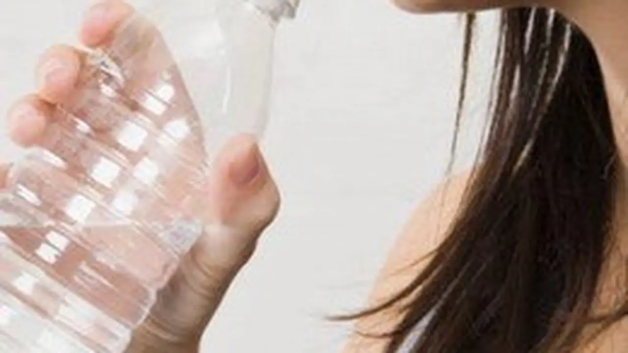 6 Alasan Harus Cukup Minum Air Putih