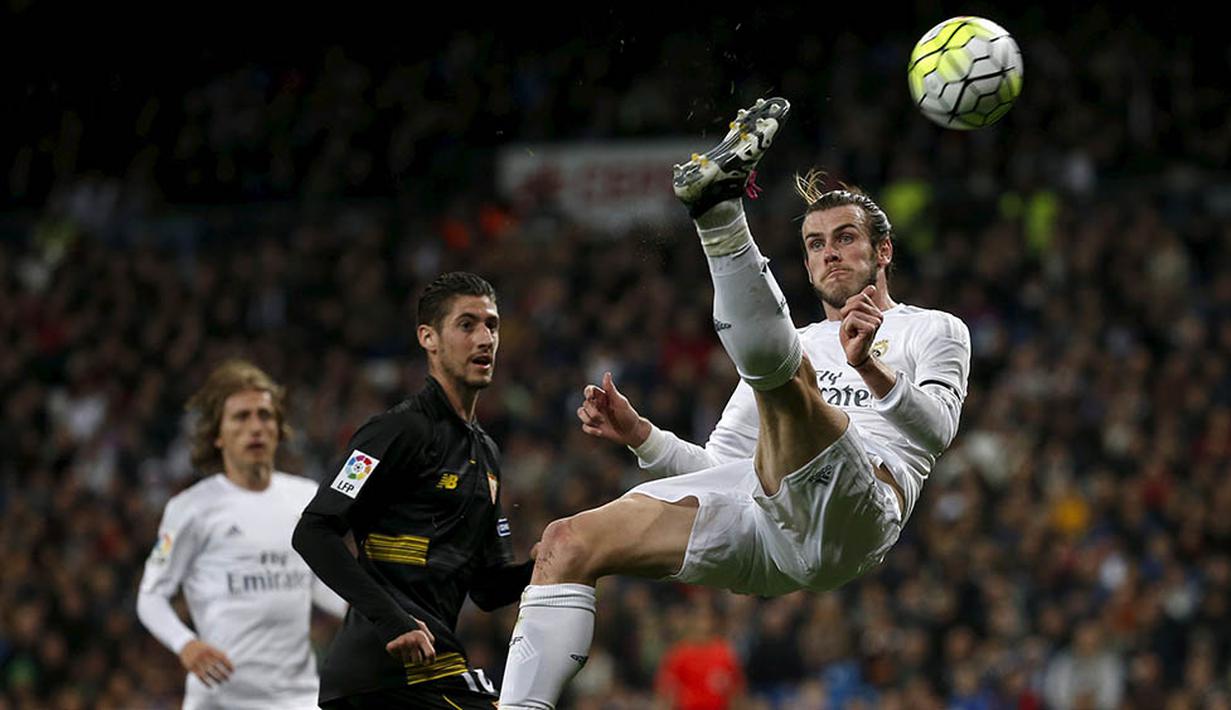 Gelandang serang Real Madrid, Gareth Bale, melakukan tendangan salto saat melawan Sevilla pada laga La Liga Spanyol di Stadion Santiago Bernabeu, Madrid, Minggu (20/3/2016). Madrid menang 4-0 atas Sevilla. (Reuters/Sergio Perez)