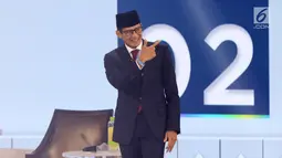 Cawapres nomor urut 02 Sandiaga Uno menaiki panggung debat cawapres 2019 di Hotel Sultan, Jakarta, Minggu (17/3). Debat itu mengangkat tema pendidikan, kesehatan, ketenagakerjaan, sosial dan budaya. (Liputan6.com/Johan Tallo)