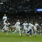 Pemain Real Madrid merayakan keberhasilan lolos ke final Liga Champions usai singkirkan Bayern pada leg kedua semifinal Liga Champions di Santiago Bernabeu stadium, Madrid, (1/5/2018). Madrid menang agregat 4-3. (AP/Paul White)