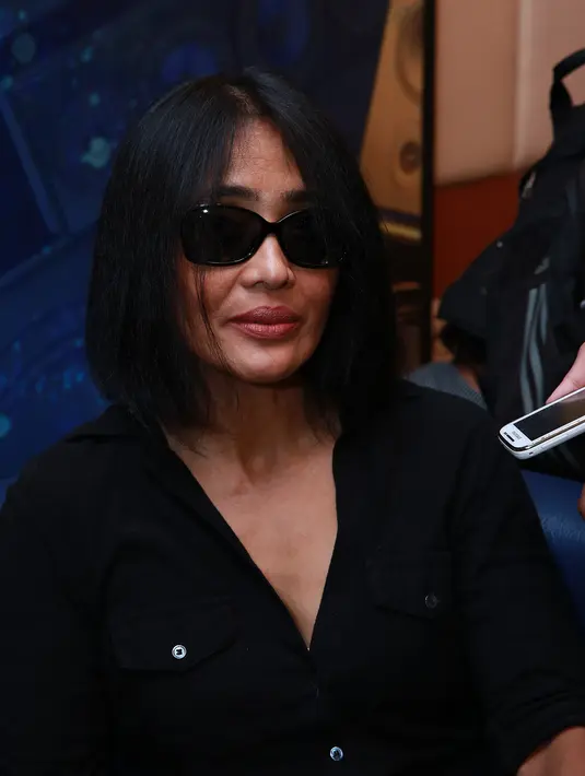 'Nerveous. Ya kaget aja, Seno (Board of Director AMI Award) sahabat lama saya telepon, katanya saya akan mengisi acara di AMI Award', ungkapn Atiek dalam jumpa pers AMI 2015. (Deki Prayoga/Bintang.com)