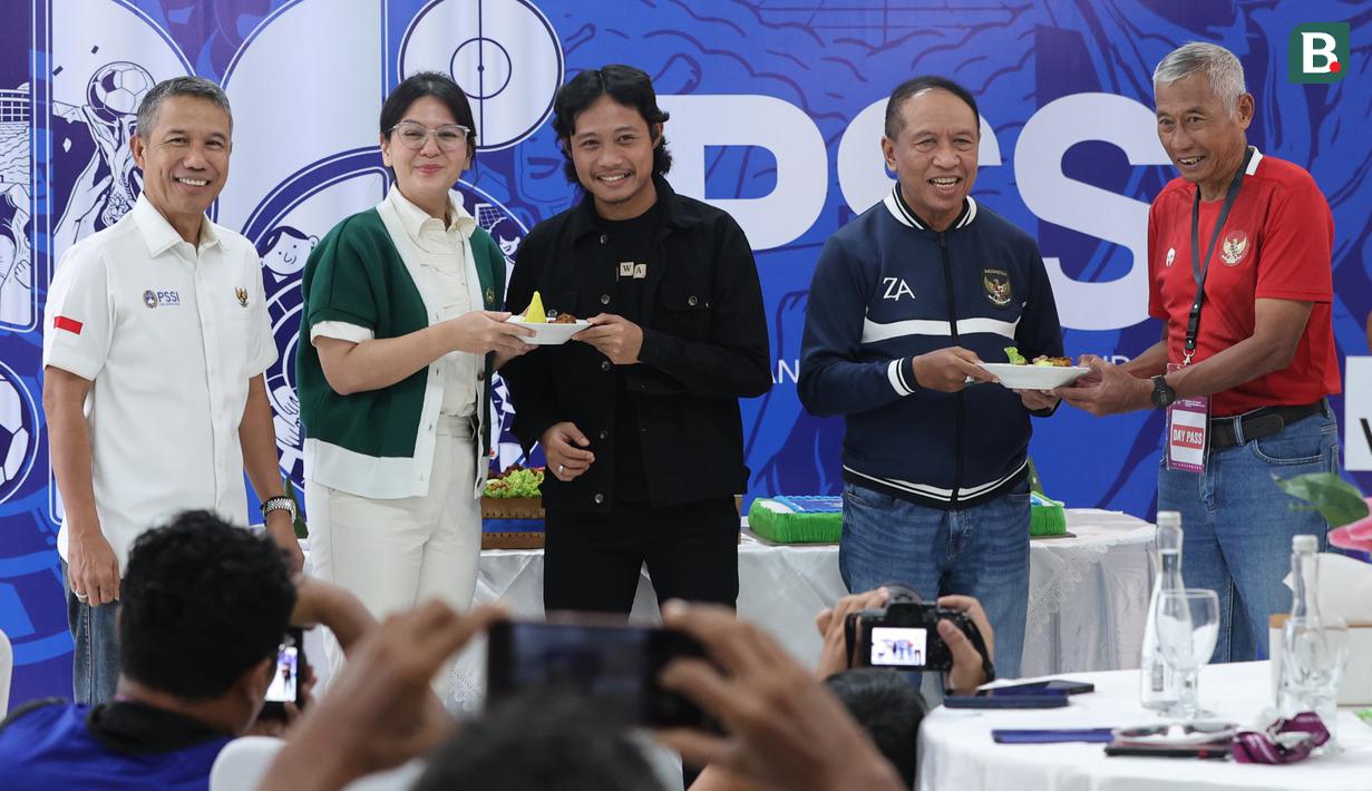 Wakil Ketua Umum I PSSI, Zainuddin Amali (kanan kedua) menyerahkan potongan tumpeng untuk mantan pesepak bola, Hadi Ismanto sementara Wakil Ketua Umum II PSSI, Ratu Tisha (kiri kedua) menyerahkan potongan tumpeng untuk mantan pesepak bola, Evan Dimas dalam perayaan ulang tahun PSSI yang ke-69 di Stadion Gelora Delta, Sidoarjo, Jawa Timur, Minggu (19/04/2026). (Bola.com/M Iqbal Ichsan)