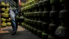 Pekerja membongkar muat elpiji tiga kg di agen elpiji Karet Kuningan, Jakarta, Selasa (26/5/2015). Untuk menghindari subsidi yang tidak tepat sasaran, Pertamina melabeli gas tiga Kg dengan "Hanya untuk Masyarakat Miskin". (Liputan6.com/Johan Tallo)