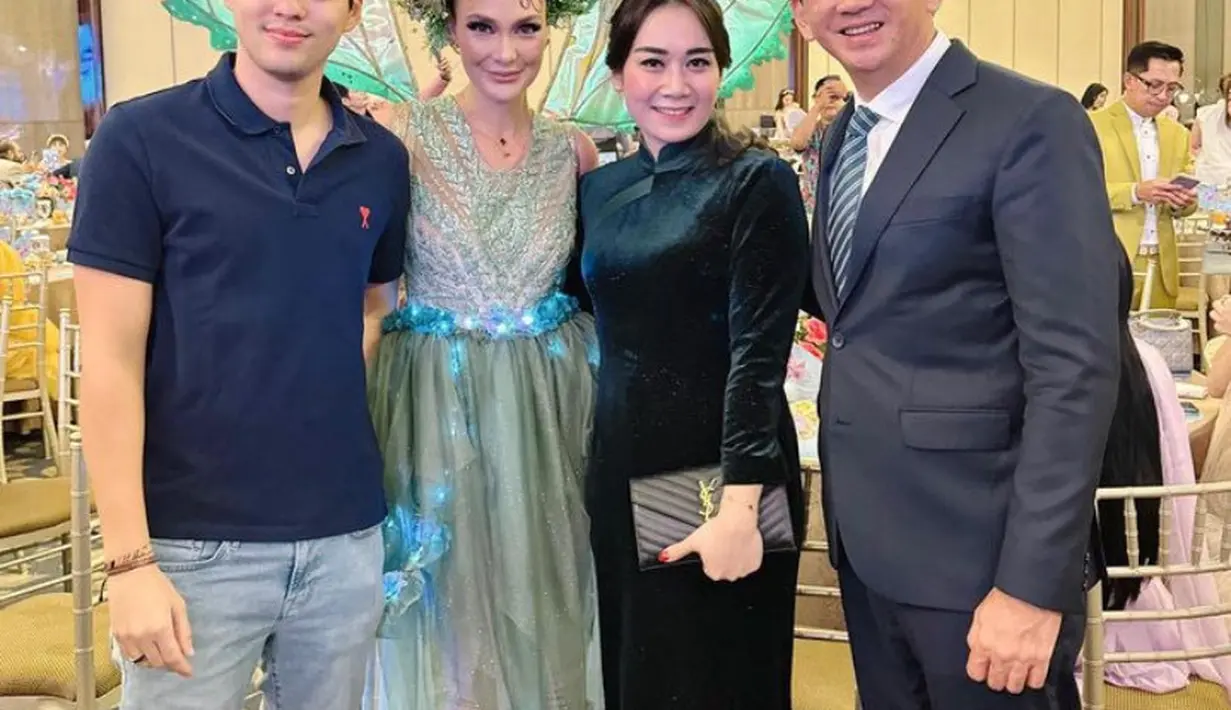 Berfoto bersama Luna Maya dan Maxime, terlihat Puput membawa clutch hitam dari YSL yang serasi dengan outfitnya.  [Instagram/@btpnd]