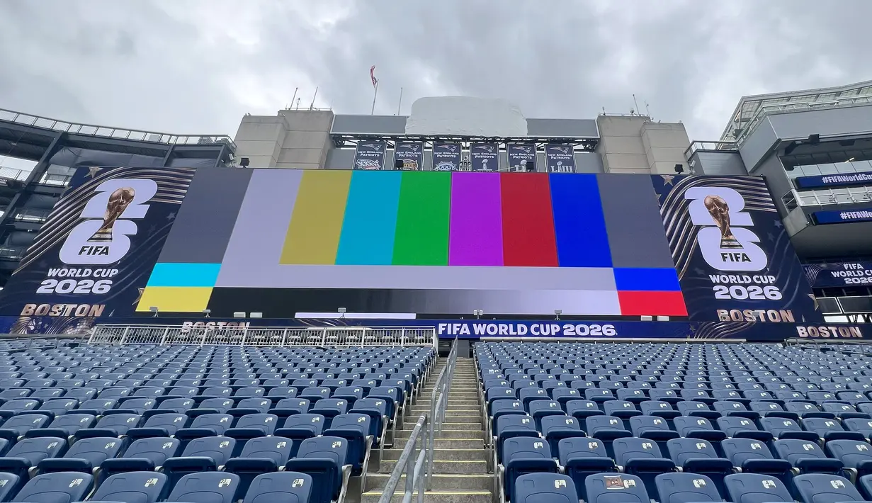 Layar raksasa di Gillette Stadium, Foxborough, Boston, AS, menjadi salah satu fasilitas unggulan venue Piala Dunia 2026. Dua videotron berukuran besar di sisi utara dan selatan stadion disiapkan untuk menyajikan tayangan pertandingan, tayangan ulang, serta informasi kepada puluhan ribu penonton selama berlangsungnya laga. (KLY Sports/Hery Kurniawan/Adv/Powerade)