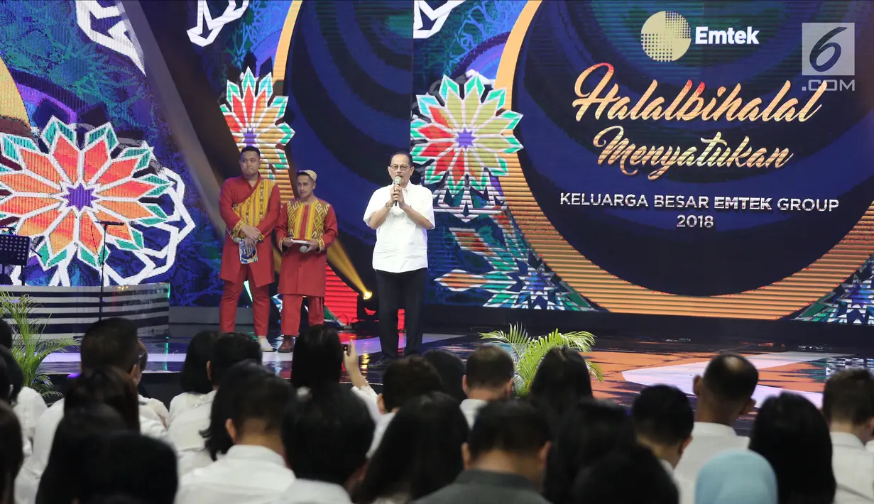 Komisaris Utama Raden Soeyono memberi sambutan saat halalbihalal di Studio 6 Emtek City, Jakarta, Selasa (3/7). Emtek mengadakan halalbihalal untuk menyatukan keluarga besar Emtek Group 2018. (Liputan6.com/Herman Zakharia)