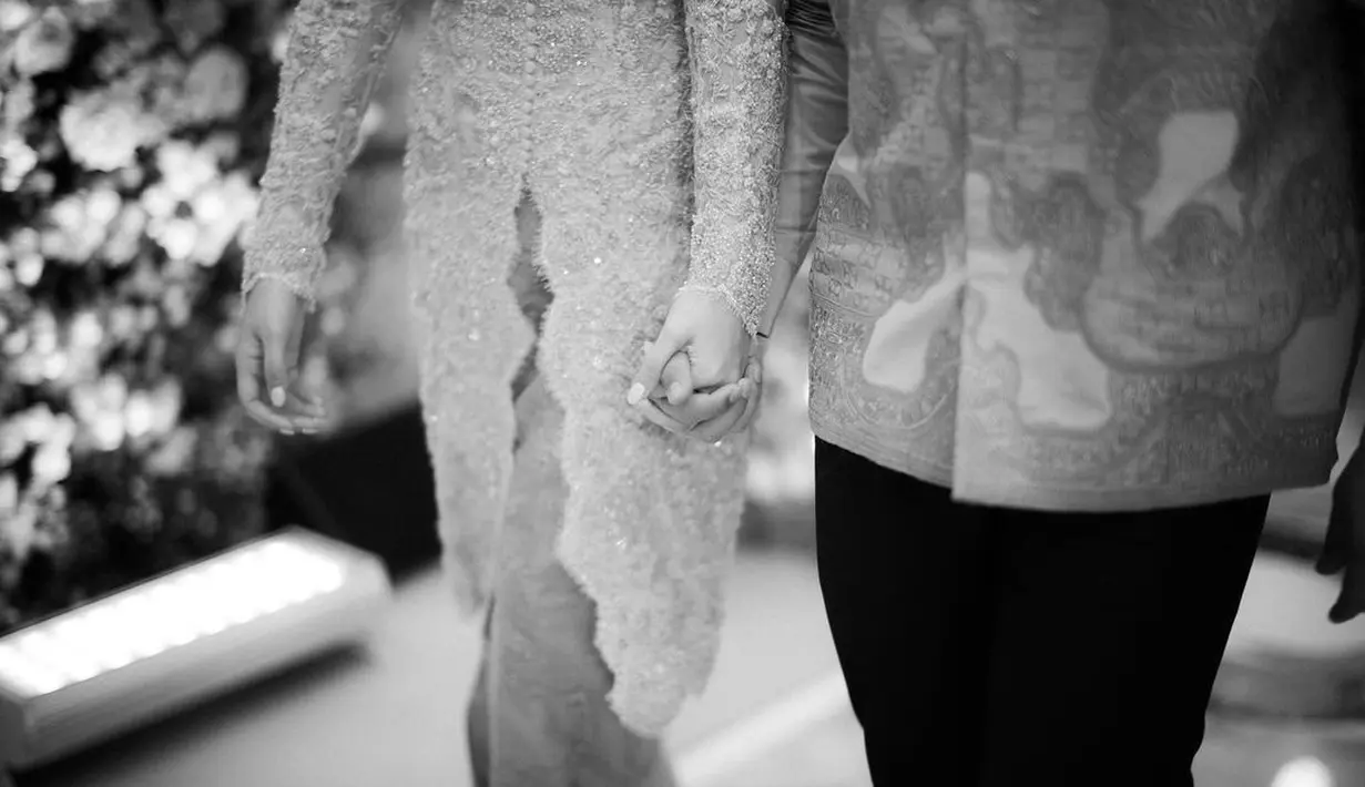 Momen romantis terjadi saat Putri dan Guinandra bergandeng tangan. Kini mereka resmi sebagai tunangan. (Instagram @putri_tanjung)