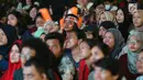 Suporter tim bulutangkis Indonesia terlihat tegang saat menyaksikan siaran langsung laga perempat final dan 16 besar bulutangkis Asian Games 2018 melalui layar lebar di kawasan kompleks GBK, Jakarta, Sabtu (25/8). (Liputan6.com/Helmi Fithriansyah)
