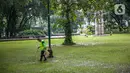 Petugas kebersihan bertugas di Taman Menteng, Jakarta, Kamis (31/12/2020). Pemprov DKI Jakarta mulai hari ini menutup sementara seluruh taman dan hutan kota di Ibu Kota jelang Tahun Baru 2021 untuk mengantisipasi penyebaran virus Covi-19. (Liputan6.com/Angga Yuniar)