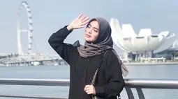 Seleb 23 tahun ini memang dikenal sering mengenakan outfit bernuansa hitam. Meski memilih warna gelap, penampilan Vebby Palwinta tetap terlihat modis. Saat berlibur kali ini, baju dan rok hitam yang dipadukan dengan hijab abu agar terlihat serasi. (Liputan6.com/IG/@vebbypalwinta)