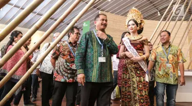 Menteri Pariwisata Arief Yahya (kiri) meninjau Paviliun Indonesia dalam rangka pertemuan tahunan IMF-Bank Dunia 2018 di Bali, Kamis (10/11). Arief berharap pameran ini dapat menarik minat untuk menyelenggarakan acara di Bali. (Liputan6.com/Angga Yuniar)