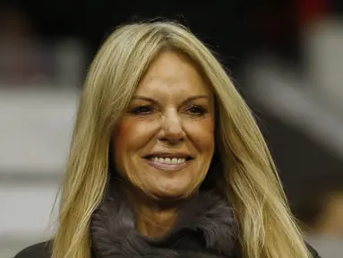 Ulla Sandrock, istri dari pelatih Liverpool, Juergen Klopp menonton laga antara Liverpool melawan Bournemouth di Stadion Anfield, Inggris, Rabu (28/10/2015). (Reuters/Eddie Keogh)