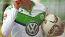 Selepas dari Schalke 04, Julian Draxler memutuskan untuk hijrah ke Wolfsburg pada 31 Agustus 2015. Selama berkostum Wolfsburg, pria dengan tinggi 187 cm itu membukukan delapan gol dan 10 assist dalam 45 kali penampilan. (EPA/Peter Steffen)
