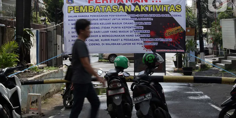 FOTO: Warga Perumahan Lakukan Pembatasan Aktivitas Secara Swadaya