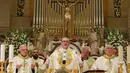 Patriark Latin Yerusalem, Pierbattista Pizzaballa (tengah) memimpin Misa Malam Natal di Kompleks Gereja Kelahiran Yesus, Bethlehem, Tepi Barat, Minggu (25/12/2022). Setelah dua tahun tutup karena COVID-19, jemaat kembali menghadiri ibadah tersebut kendati jumlahnya tidak sebanyak sebelum pandemi. (Ahmad Gharabli/Pool Photo via AP)