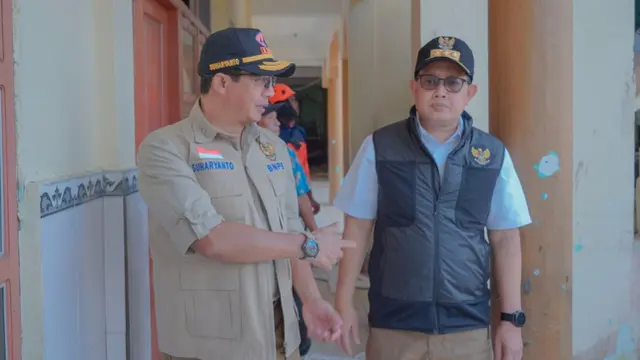 Kepala Badan Nasional Penanggulangan Bencan (BNPB) Letjen TNI Suharyanto meninjau Pulau Bawean, Kabupaten Gresik, Jawa Timur pada Minggu 24 Maret 2024.