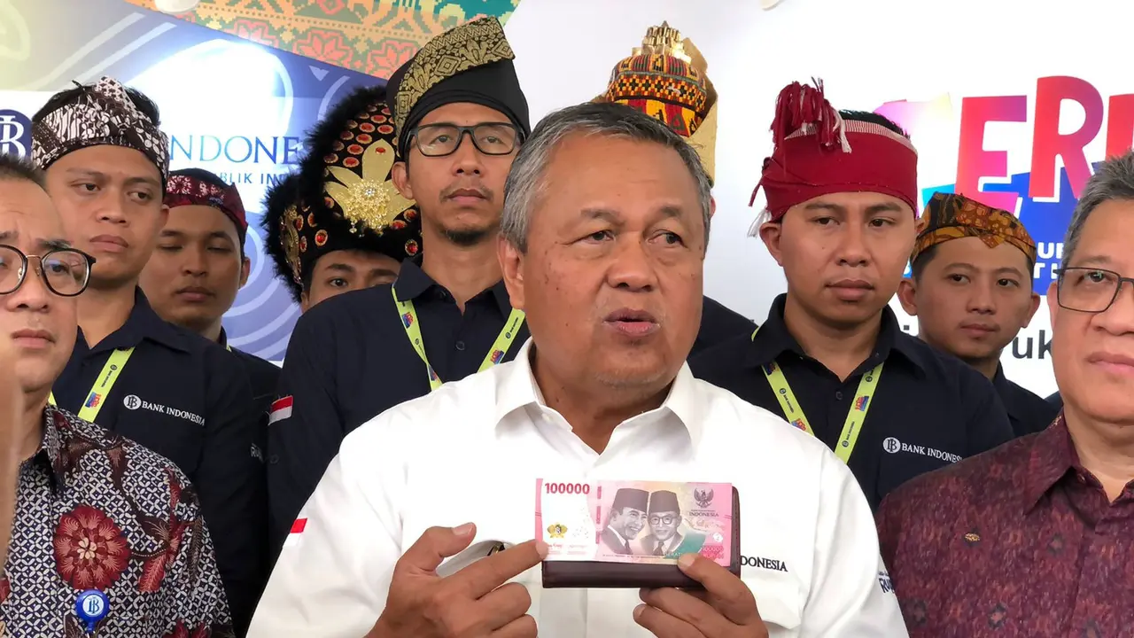Gubernur Bank Indonesia Perry Warjiyo di acara Festival Rupiah Berdaulat Indonesia (FERBI) di Istora GBK Senayan, Jakarta, Jumat (18/8/2023). Perry mengatakan bahwa fitur baru QRIS b isa untuk transaksi tarik tunai, transfer, dan setor tunai.