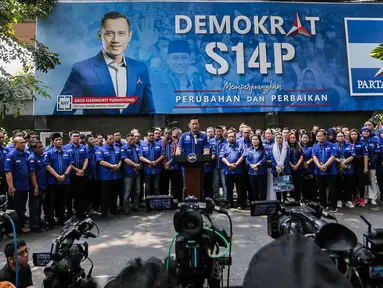 Ketua Umum Partai Demokrat Agus Harimurti Yudhoyono (AHY - Tengah) memberikan keterangan di DPP Partai Demokrat, Jakarta, Senin (4/9/2023). (Liputan6.com/Faizal Fanani)