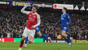 Pada masa injury time atau pada menit ke-90+7, giliran Max Dowman mencatat nama di papan skor sekaligus mengukir sejarah sebagai pencetak gol termuda dalam sejarah Premier League. Tampak dalam foto, pemain Arsenal, Max Dowman (kiri) merayakan golnya selama pertandingan lanjutan Premier League musim 2025/2026 melawan Everton di Emirates Stadium, Inggris, Sabtu 14 Maret 2026 waktu setempat atau Minggu (15/3/2026) dini hari WIB. (AP Photo/Kin Cheung)