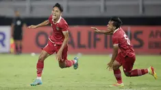 Piala AFF 2022 telah resmi dibuka pada 20 Desember 2022 lalu. Timnas Indonesia yang berkekuatan 23 pemain baru akan menjalani laga pertama di Grup A menghadapi Kamboja pada Jumat (23/12/2022). Sederet pemain muda dimasukkan pelatih Shin Tae-yong dalam skuad Timnas Garuda edisi kali ini, di mana lima di antaranya tercatat sebagai pemain termuda. Berikut daftar kelima pemain tersebut. (Bola.com/Ikhwan Yanuar)