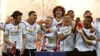 Selebrasi pemain MU setelah mengalahkan Crystal Palace dan keluar sebagai juara Piala FA 2015/2016. (AFP/Ian Kington)