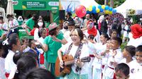 Penyanyi menghibur anak-anak yang dihadirkan Nestlé MILO pada peringatan Hari Anak Nasional (HAN) 2022 yang mengusung tema “Anak Terlindungi, Indonesia Maju” di Kebun Raya Bogor, Jawa Barat (23/07/2022). (Liputan6.com/HO/ID)