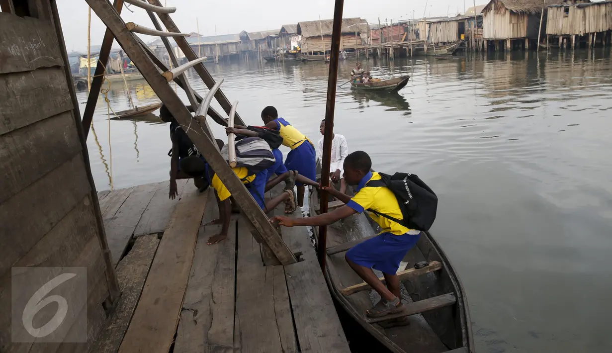Sejumlah siswa saat tiba di sekolah terapung, Lagos Lagoon, Nigeria (29/2/2016). Sekolah ini dibangun oleh NLE yang dipimpin oleh Adeyemi Kunle yang merupakan seorang arsitek di Nigeria. (Reuters/Akintunde Akinleye)
