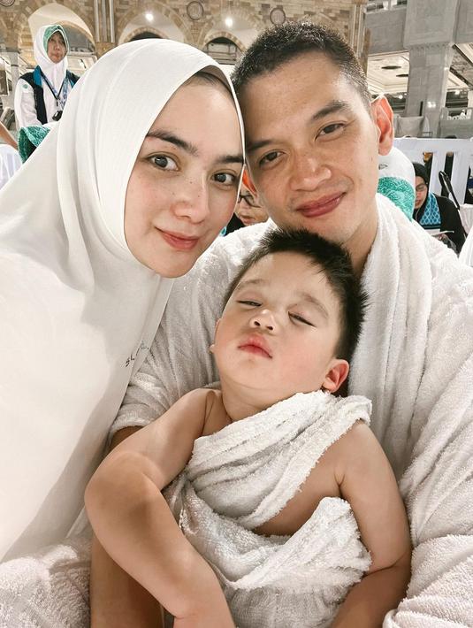 <p>Awalnya, Rezky Adhitya ingin sang putra tidur saja di hotel. Namun anak balita ini menolak. "Athar: 'janji2 kali ini aku pasti kuat ga akan tidur lagi pa!! Please akumau bgt ikut'," tulis Rezky. (Foto: Instagram/ thereal_rezkyadhitya)</p>